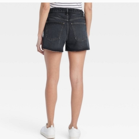 Women's Mid-Rise 90's Baggy Jean Shorts - Universal Thread Black Wash 17 - Picture 2 of 16